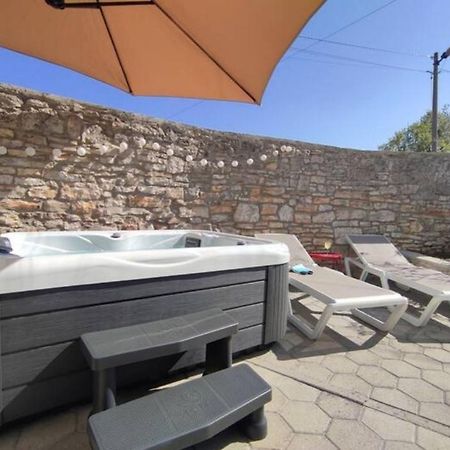 Apartment With Whirlpool And Bbq Near Porec Baderna エクステリア 写真
