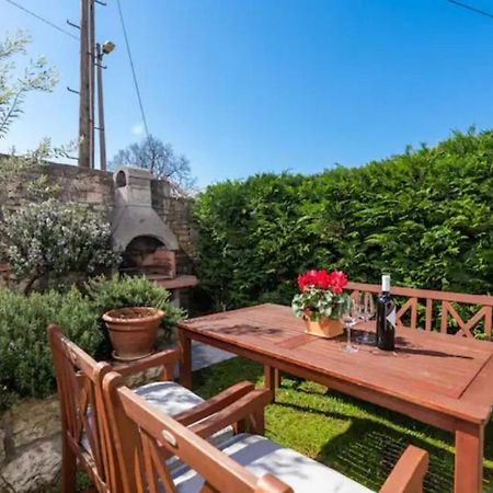 Apartment With Whirlpool And Bbq Near Porec Baderna エクステリア 写真