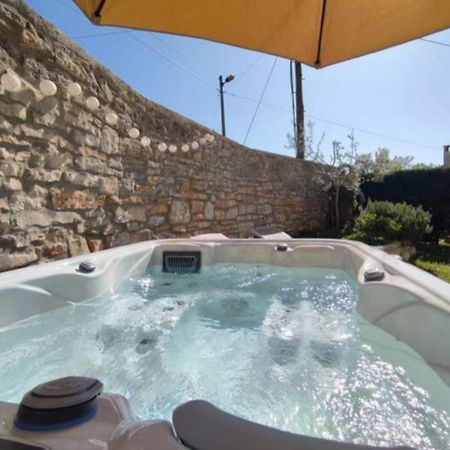 Apartment With Whirlpool And Bbq Near Porec Baderna エクステリア 写真