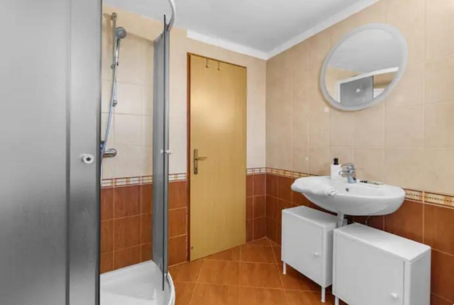 Apartment With Whirlpool And Bbq Near Porec Baderna エクステリア 写真