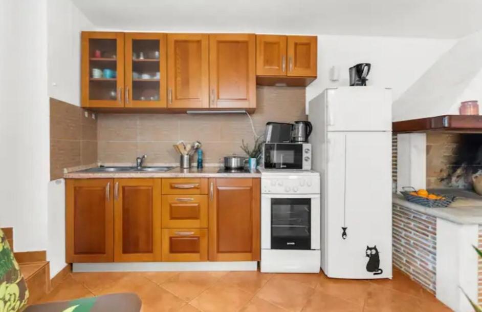 Apartment With Whirlpool And Bbq Near Porec Baderna エクステリア 写真