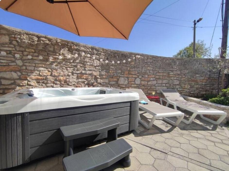 Apartment With Whirlpool And Bbq Near Porec Baderna エクステリア 写真