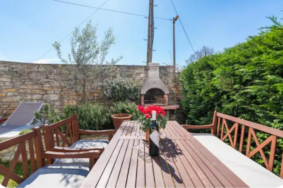 Apartment With Whirlpool And Bbq Near Porec Baderna エクステリア 写真