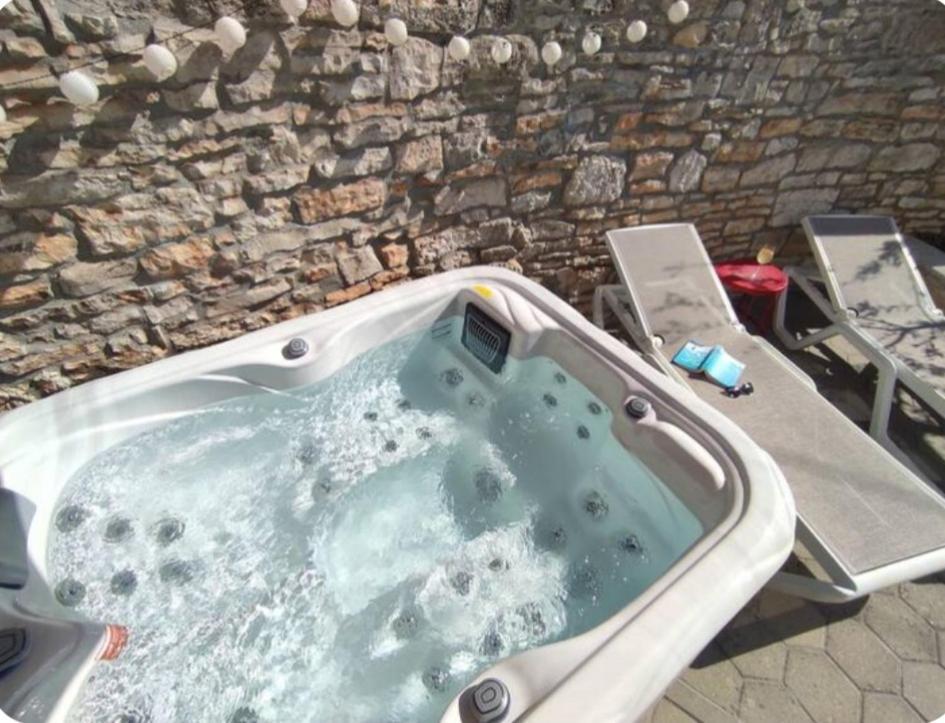 Apartment With Whirlpool And Bbq Near Porec Baderna エクステリア 写真