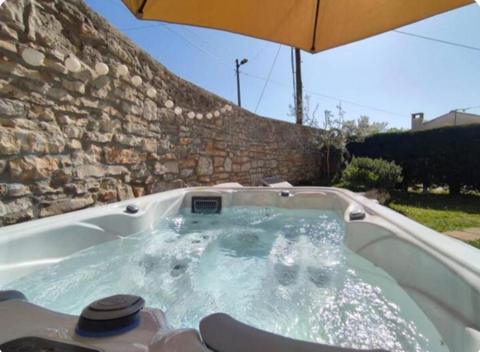 Apartment With Whirlpool And Bbq Near Porec Baderna エクステリア 写真
